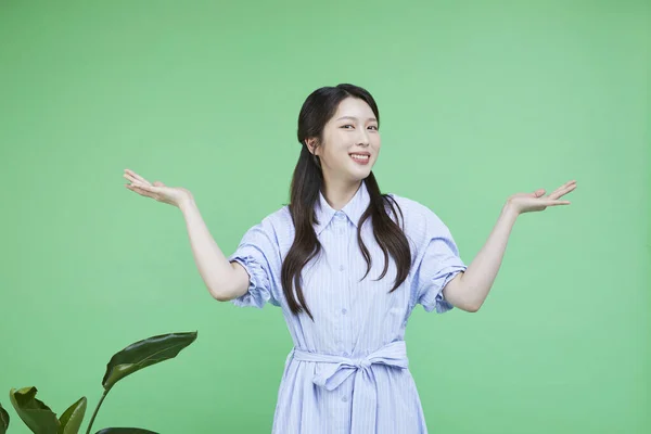 Πράσινο Καταναλωτή Κορεάτης Asain Όμορφη Γυναίκα Gesturing Στον Ουρανό — Φωτογραφία Αρχείου