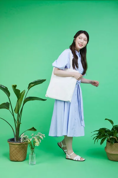 Ανακυκλωμένα Προϊόντα Κορεάτικη Asain Όμορφη Γυναίκα Που Μεταφέρουν Μια Οικολογική — Φωτογραφία Αρχείου