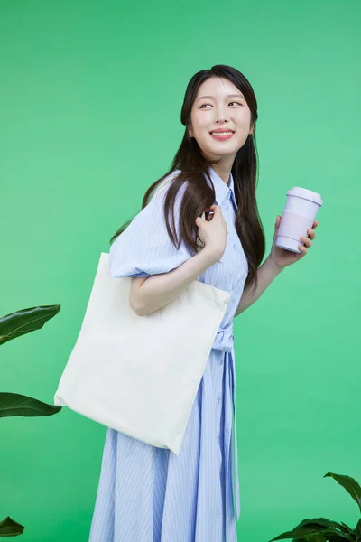 Ανακυκλωμένα Αγαθά Κορεάτης Asain Όμορφη Γυναίκα Μεταφέρουν Ένα Οικολογικό Τσάντα — Φωτογραφία Αρχείου