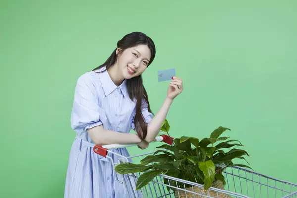 Greensumer Korejský Asain Krásná Žena Držící Nákupní Kartu Rostlinou Kreditní — Stock fotografie