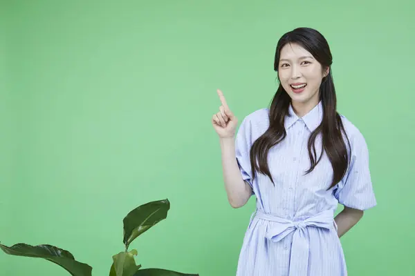 Πράσινο Καταναλωτή Κορεάτης Asain Όμορφη Γυναίκα Κάνει Μια Χειρονομία Δάχτυλο — Φωτογραφία Αρχείου