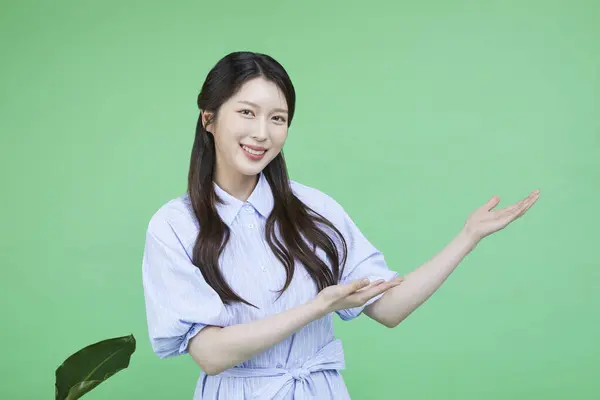 绿色消费者 韩国人是一位漂亮的女人 手牵着手做自我介绍 — 图库照片