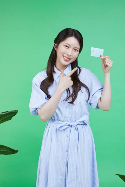 Easy Checkout Korejský Asain Krásná Žena Drží Recyklované Kreditní Karty — Stock fotografie