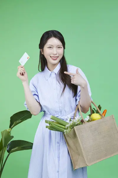 Coreana Asain Hermosa Mujer Sosteniendo Carrito Compra Tarjeta Crédito —  Fotos de Stock