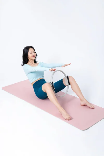 Mulher Alongamento Com Hellse Beleza Pilates Anel — Fotografia de Stock