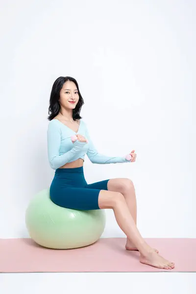 Plná Délka Mladé Asijské Ženy Fitness Oblečení Sedí Jóga Póza — Stock fotografie