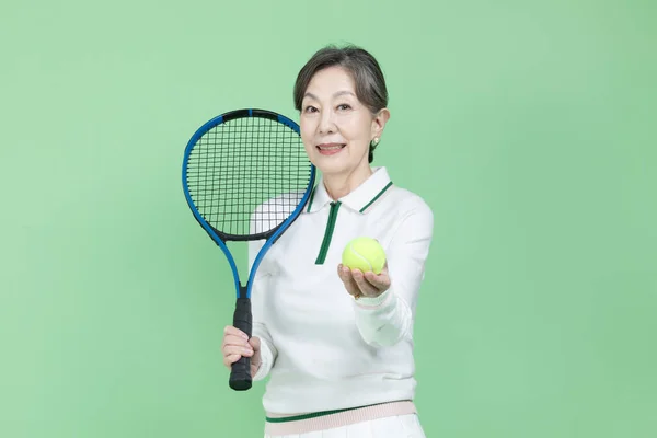 Une Femme Âgée Tenant Une Raquette Tennis Une Balle Tennis — Photo