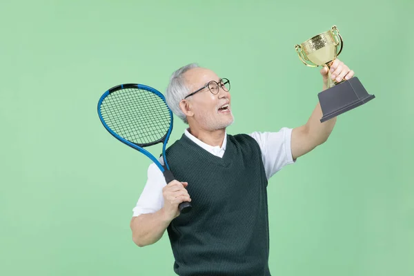 Homem Mais Velho Com Uma Raquete Ténis Troféu — Fotografia de Stock