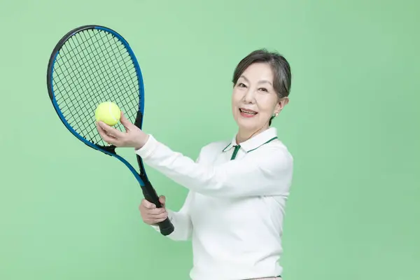 Tenis Raketiyle Oynayan Son Sınıf Öğrencisi Bir Kadın — Stok fotoğraf