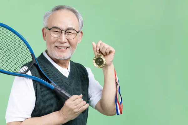 Hombre Mayor Con Una Raqueta Tenis Una Medalla —  Fotos de Stock