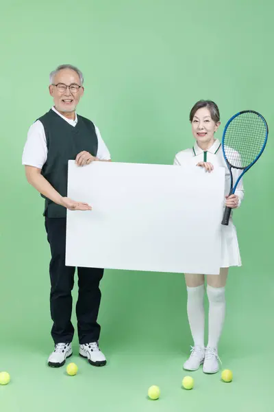 Äldre Kvinna Med Tennisracket — Stockfoto