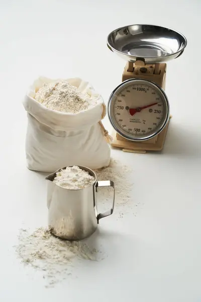 Small Bag Measuring Cup Filled Flour Front Scale — Stock Photo, Image