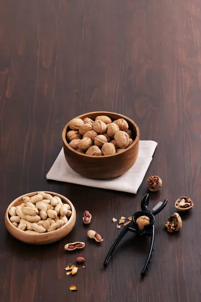 Kacang Dan Kacang Kenari Diisi Dalam Mangkuk Dan Ada Nutcracker — Stok Foto