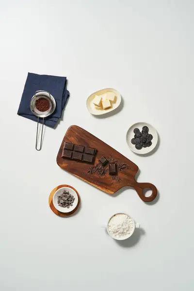 Melted chocolate and various kinds of chocolate are served on plates and chopping board
