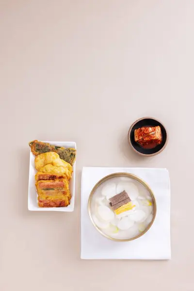 Tteokguk 팬케이크 김치는 그릇에 있습니다 — 스톡 사진