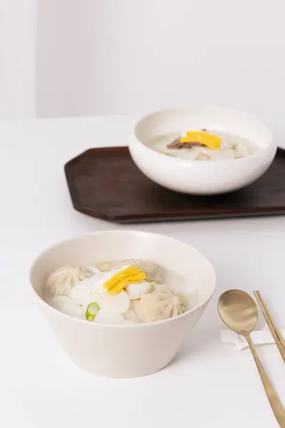 Due Ciotole Zuppa Torta Riso Cucchiaio Sono Disposti Tavolo Bianco — Foto Stock