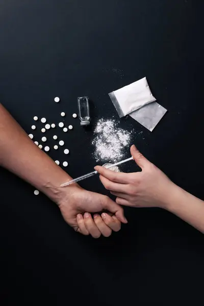 Bileğine Uyuşturucu Enjekte Edilmiş Bir Şırınga Saplamak — Stok fotoğraf
