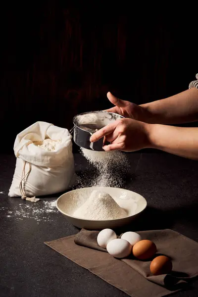 Process Sifting Flour Both Hands Close View — Stock Photo, Image