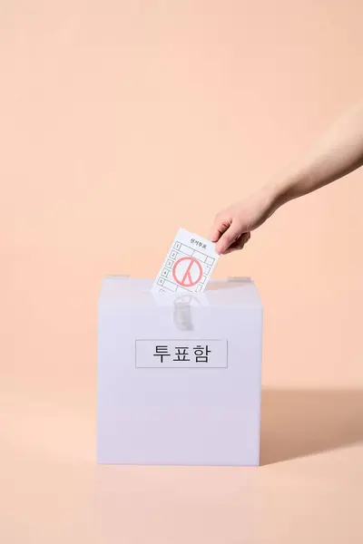 Hand Puts Ballot Ballot Box — Stock Photo, Image