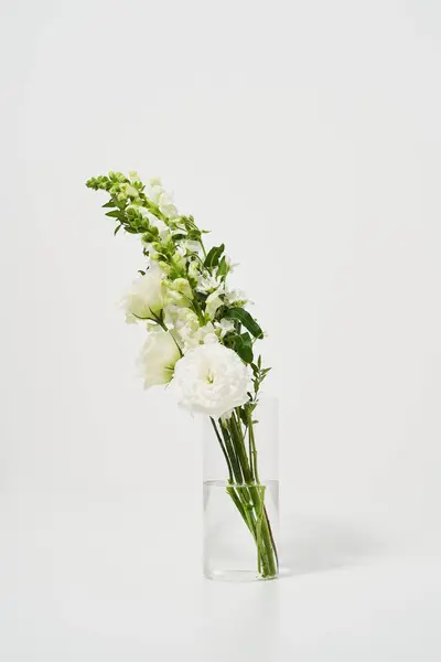 Bundel Bunga Putih Dalam Botol Air Pada Latar Belakang Putih — Stok Foto