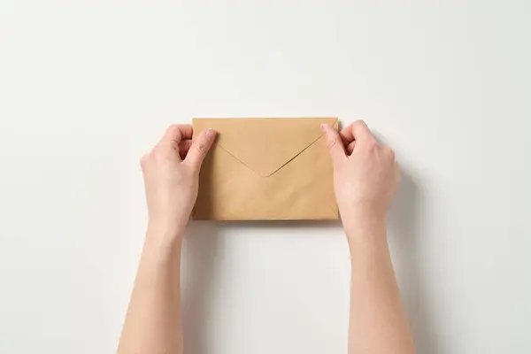 Mulher Segurando Envelope Com Duas Mãos — Fotografia de Stock