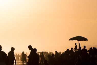 Necochea, Arjantin. 3 Ocak 2022. Gün batımında Necochea plajları turistlerle dolup taşıyor. İllüstrasyon içeriği.