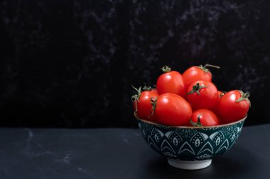Side view of a set of cherry tomatoes in a container.