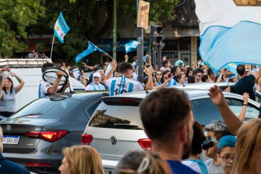 Buenos Aires, Arjantin. 18 Aralık 2022. Sokaktaki insanlar Dünya Kupası unvanını kutluyorlar. Yazı içeriği.