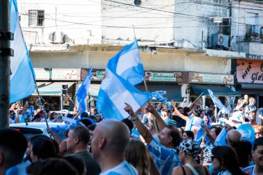 Buenos Aires, Arjantin. 18 Aralık 2022. Sokaktaki insanlar Dünya Kupası unvanını kutluyorlar. Yazı içeriği.