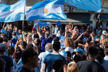 Buenos Aires, Arjantin. 18 Aralık 2022. Sokaktaki insanlar Dünya Kupası unvanını kutluyorlar. Yazı içeriği.