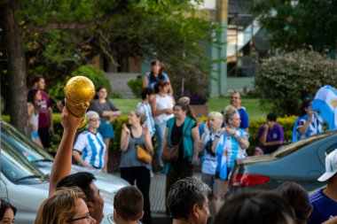 Buenos Aires, Arjantin. 18 Aralık 2022. Sokaktaki insanlar Dünya Kupası unvanını kutluyorlar. Yazı içeriği.