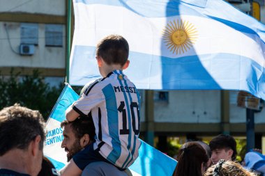 Buenos Aires, Arjantin. 18 Aralık 2022. Sokaktaki insanlar Dünya Kupası unvanını kutluyorlar. Yazı içeriği.