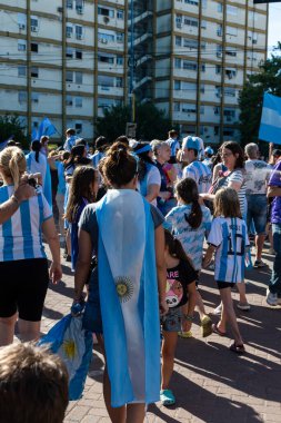 Buenos Aires, Arjantin. 18 Aralık 2022. Sokaktaki insanlar Dünya Kupası unvanını kutluyorlar. Yazı içeriği.