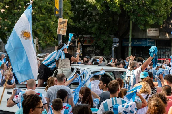 Buenos Aires, Arjantin. 18 Aralık 2022. Sokaktaki insanlar Dünya Kupası unvanını kutluyorlar. Yazı içeriği.