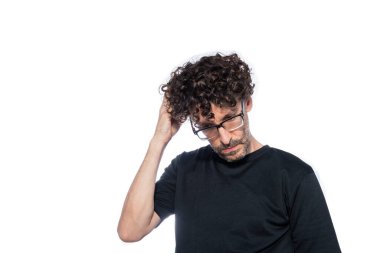 Beyaz arka planda endişeli bir ifadesi olan orta yaşlı bir adam..