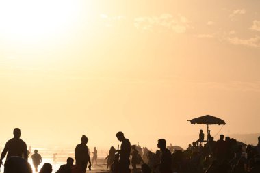 Necochea, Arjantin. 3 Ocak 2022. Gün batımında Necochea plajları turistlerle dolup taşıyor. İllüstrasyon içeriği.