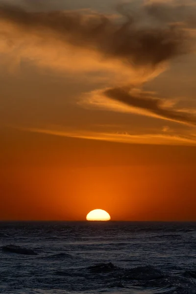 Sun Setting Sea Beautiful Cloud Arrangement Concepts Calm Vacation — Stock Photo, Image