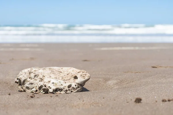 Επιλεκτική Εστίαση Μιας Πέτρας Στην Άμμο Στην Παραλία Φόντο Θάλασσα — Φωτογραφία Αρχείου