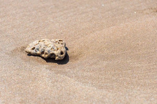 Μεγάλη Πέτρα Στην Άμμο Της Θάλασσας Τραβώντας Τον Απόηχο Της — Φωτογραφία Αρχείου