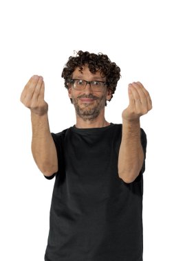 Orta yaşlı bir adam beyaz bir arka planda soru sorarak parmaklarını birbirine şıklatıyor..