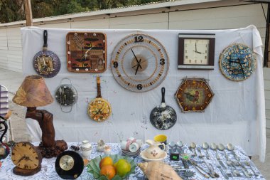 Necochea, Arjantin, 8 Ocak 2023, saatleri ve antika eşyaları satan açık büfe. İllüstrasyon içeriği.