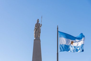 Buenos Aires, 29 Nisan 2023: Mayıs Piramidinin arkası ve Plaza de Mayo 'daki Arjantin bayrağı. İllüstrasyon içeriği.