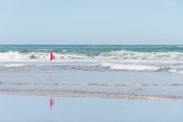 红旗宣布了在海里游泳的危险 危险水域 — 图库照片