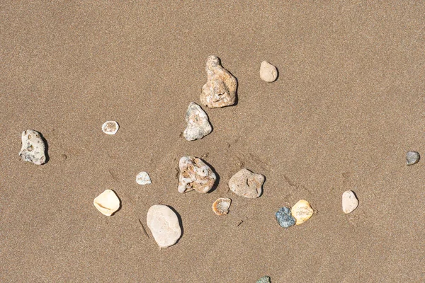 海滩上沙滩上几块石头的俯瞰 — 图库照片