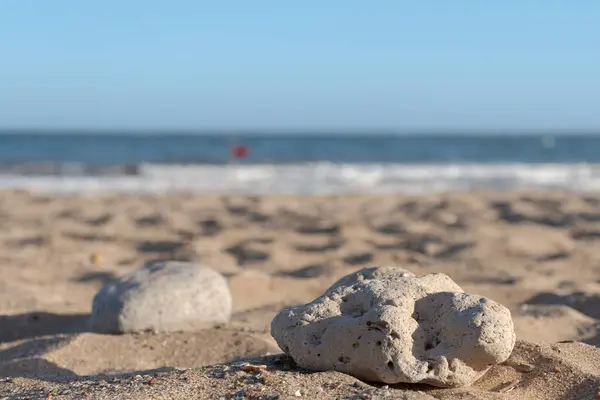 有选择地把一块石头放在沙滩上 以大海为背景 — 图库照片