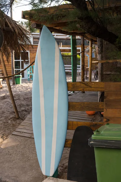 Strandhütte Aus Holz Mit Surfbrett Zum Schreiben — Stockfoto