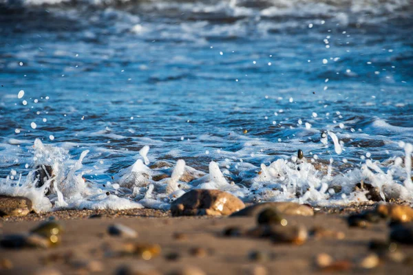 Вибірковий Фокус Піску Каменях Пляжу Морським Вимикачем Задньому Плані — стокове фото