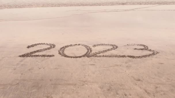 Ola Borrando Año 2023 Escrito Orilla Del Mar — Vídeo de stock