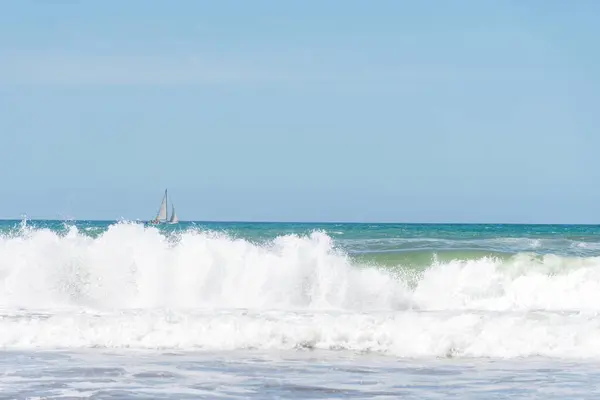 Breaking Waves Seashore Sailboat Background — Stock Photo, Image