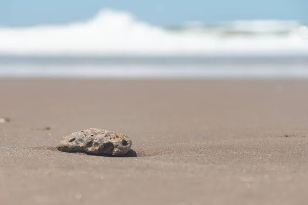 Вибірковий Фокус Каменю Піску Пляжі Морем Задньому Плані — стокове фото